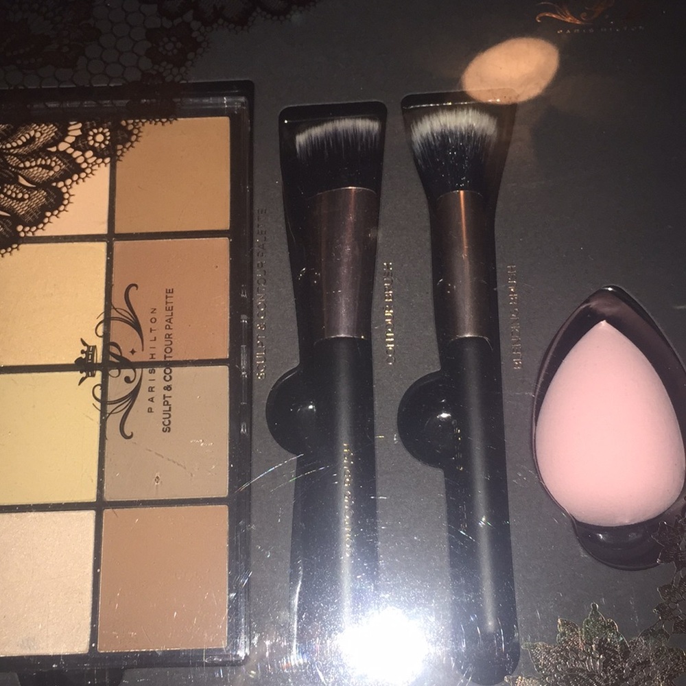 Brand New Pairs Hilton Contour Palette